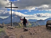 68 Alla croce del Passo di Mezzeno (2144 m) con vista in Arera (2512 m)